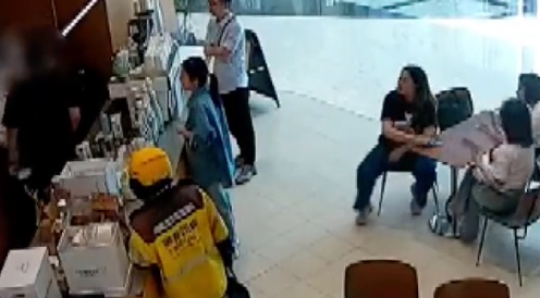 扇顾客耳光?泼咖啡粉?最新回应来了! 扇顾客耳光?泼咖啡粉?最新回应来了!