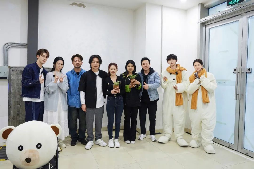 翁虹、张嘉佳、周也做客《灿烂的花园》,全员挑战匿名拥抱实践 翁虹、张嘉佳、周也做客《灿烂的花园》,全员挑战匿名拥抱实践