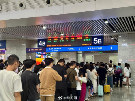 今日已停运列车32趟 重庆火车站启动应急预案