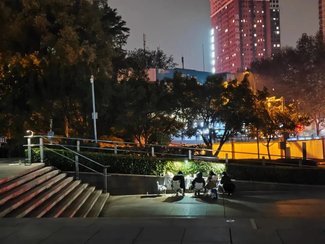 上课是要互相保管手机的，课下是要一起交流讨论的……“你们宿舍还有空床吗？”