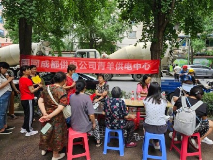 成都在建地铁因自来水管爆管致路面坍塌，附近小区保安称事发后物业立即组织居民撤离