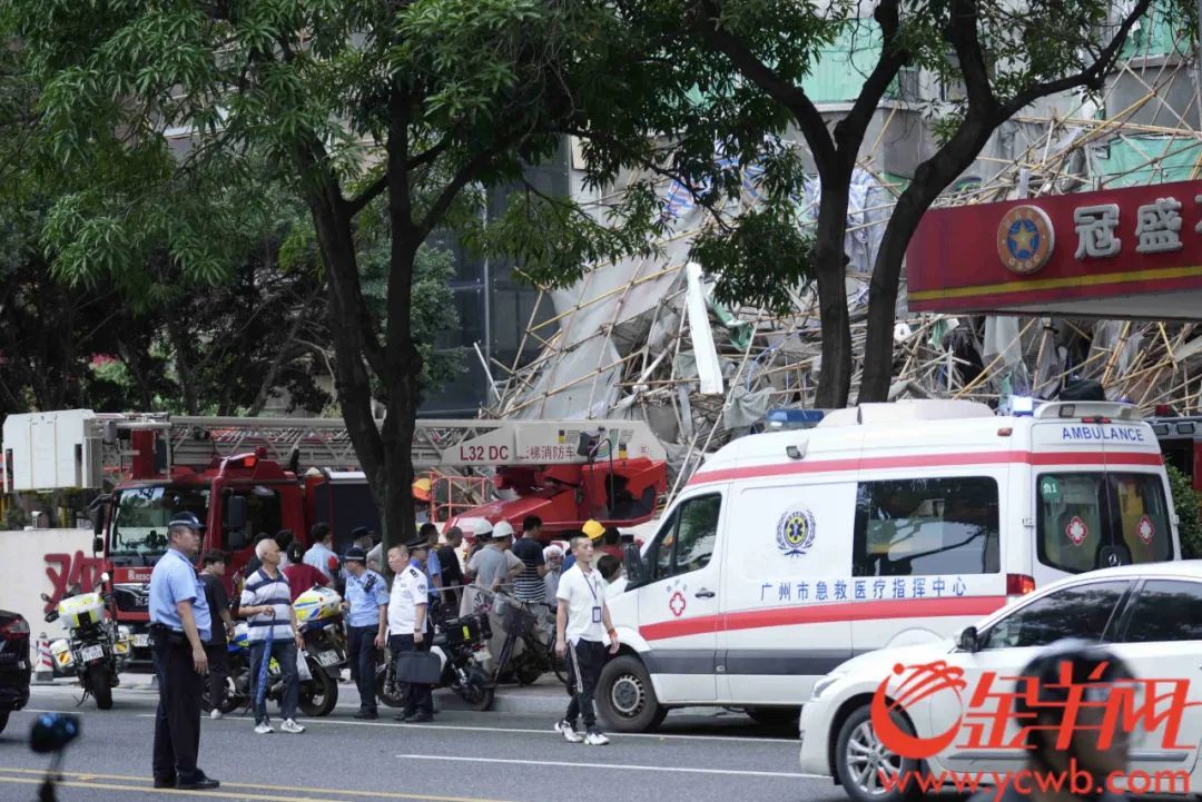 突发!广州市天府路一居民楼脚手架垮塌 突发!广州市天府路一居民楼脚手架垮塌