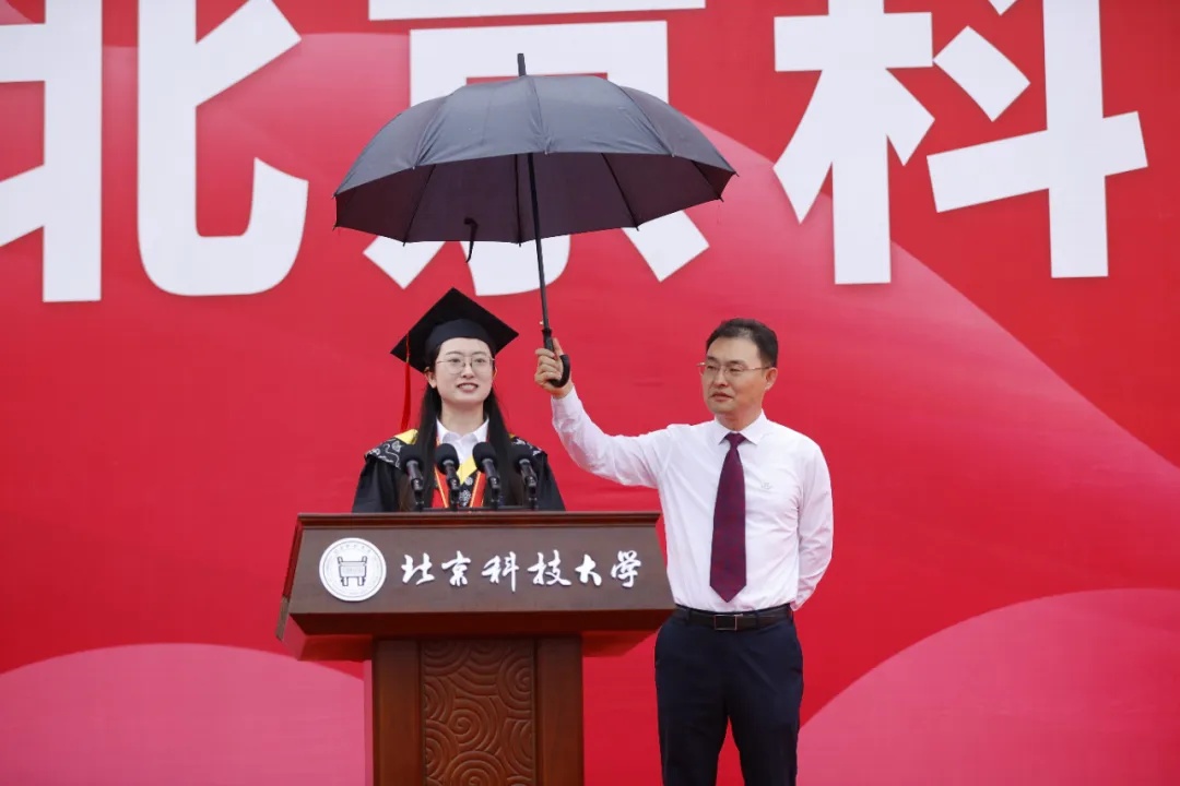 毕业典礼上老师给毕业生撑伞!后续也很感人 毕业典礼上老师给毕业生撑伞!后续也很感人
