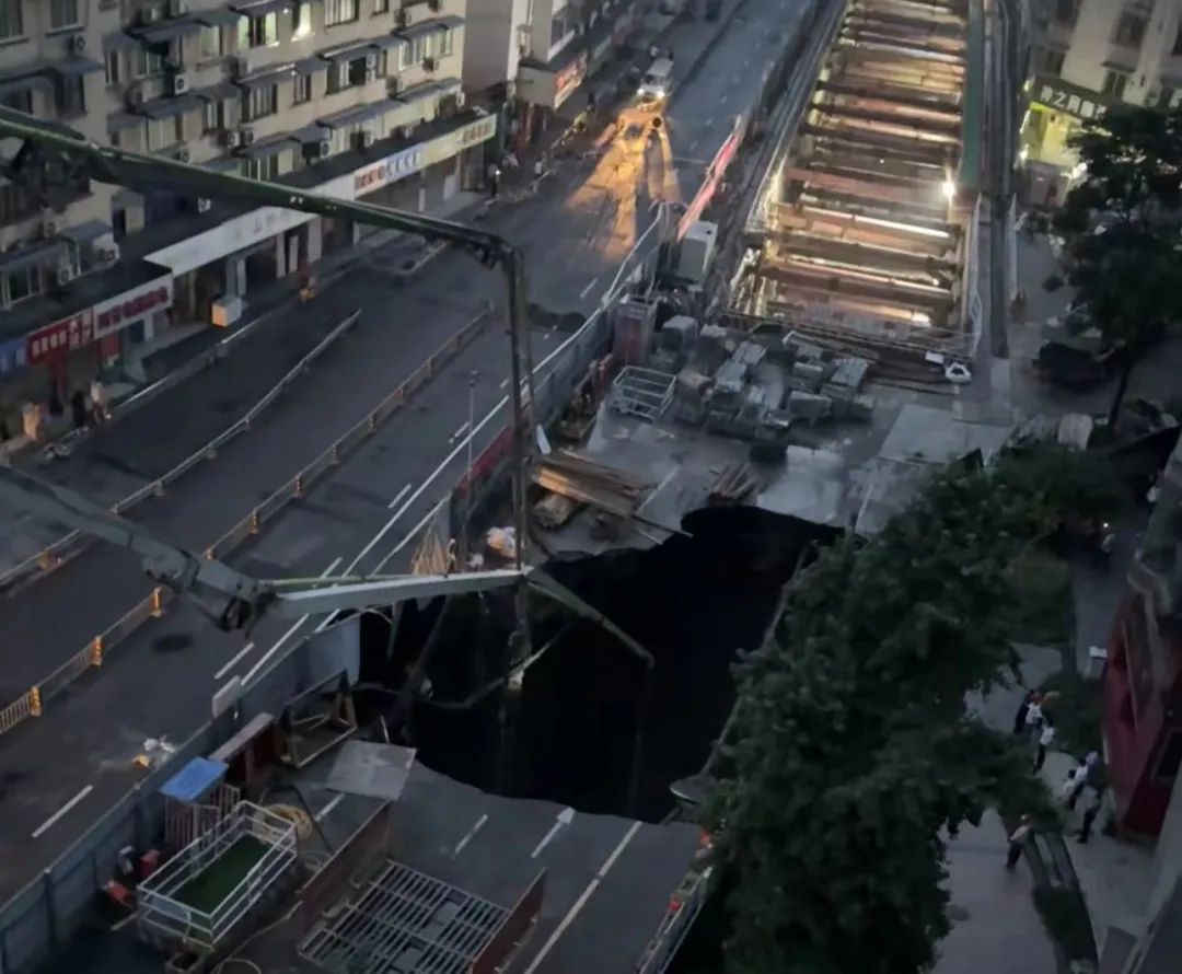 突发!一地在建地铁路面坍塌,现巨大空洞,最新通报 突发!一地在建地铁路面坍塌,现巨大空洞,最新通报