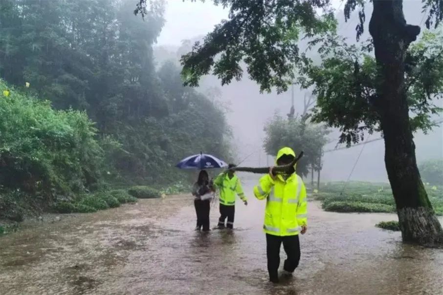直击现场！暴雨突袭安徽，他们全力迎战！
