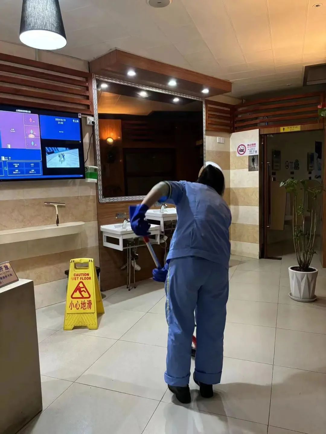 公厕是否应该24小时开放?会有安全隐患吗?上海人吵翻!这个区最新探索→ 公厕是否应该24小时开放?会有安全隐患吗?上海人吵翻!这个区最新探索→