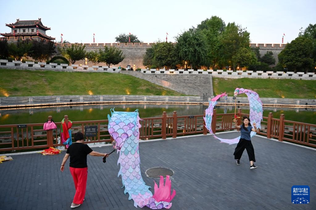 西安:古城墙下全民健身掀热潮 西安:古城墙下全民健身掀热潮