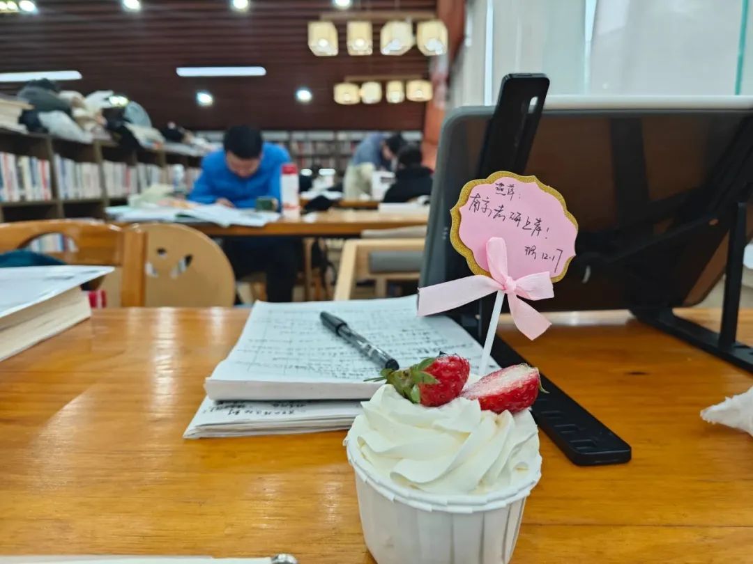 上课是要互相保管手机的，课下是要一起交流讨论的……“你们宿舍还有空床吗？”