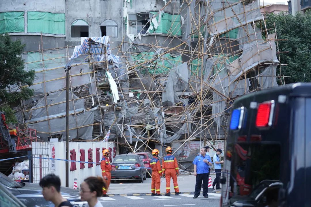 突发！广州天府路一居民楼外墙脚手架坍塌
