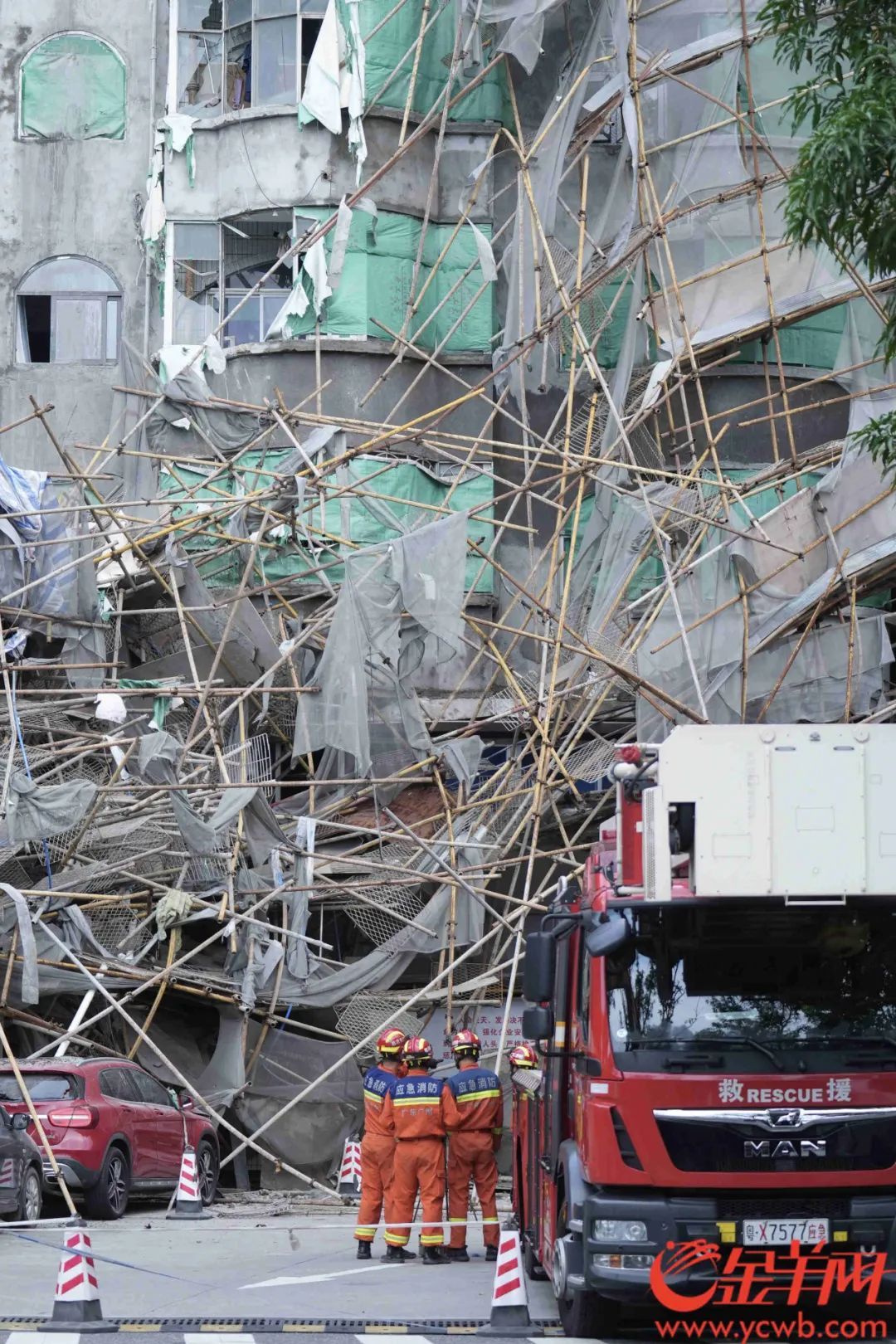 突发!广州市天府路一居民楼脚手架垮塌 突发!广州市天府路一居民楼脚手架垮塌