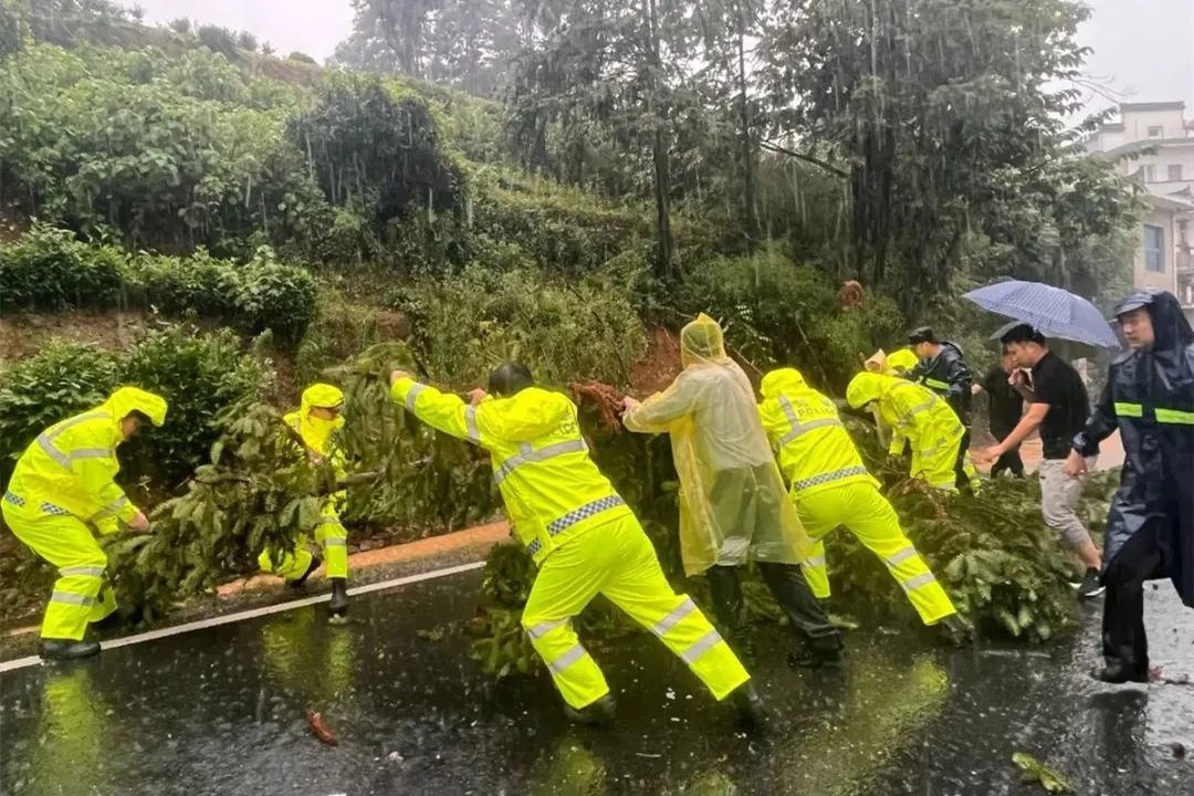 直击现场！暴雨突袭安徽，他们全力迎战！