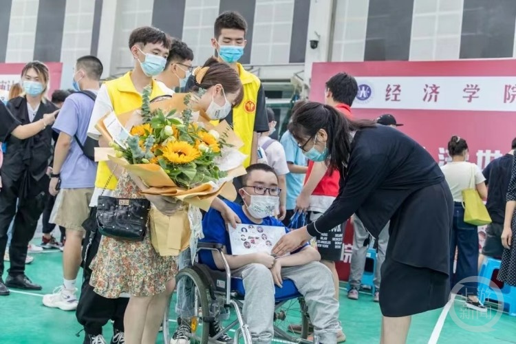 “渐冻症”学生不幸离世，学校以他名字设立“自强不息奖”