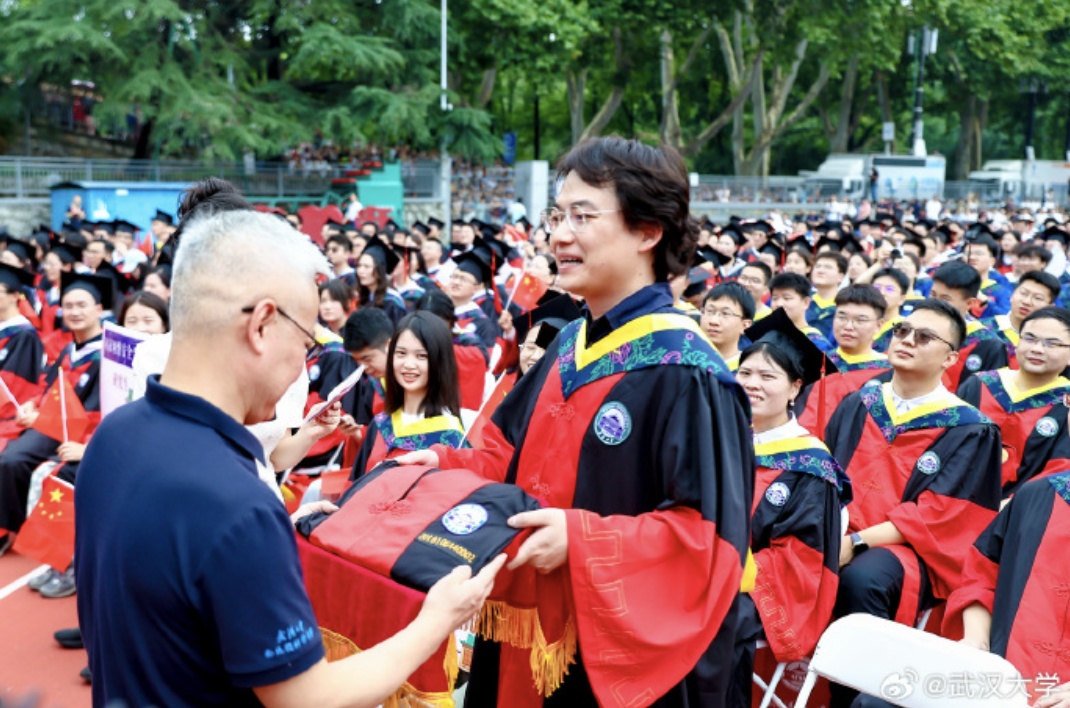 毕业去向：南极！武大专门为他做了件学位服……