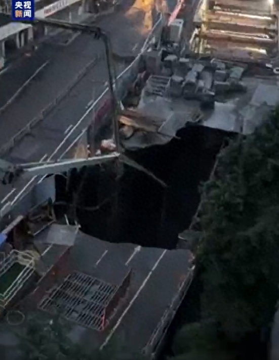 突发！成都在建地铁路面坍塌！附近商户：已暂停营业