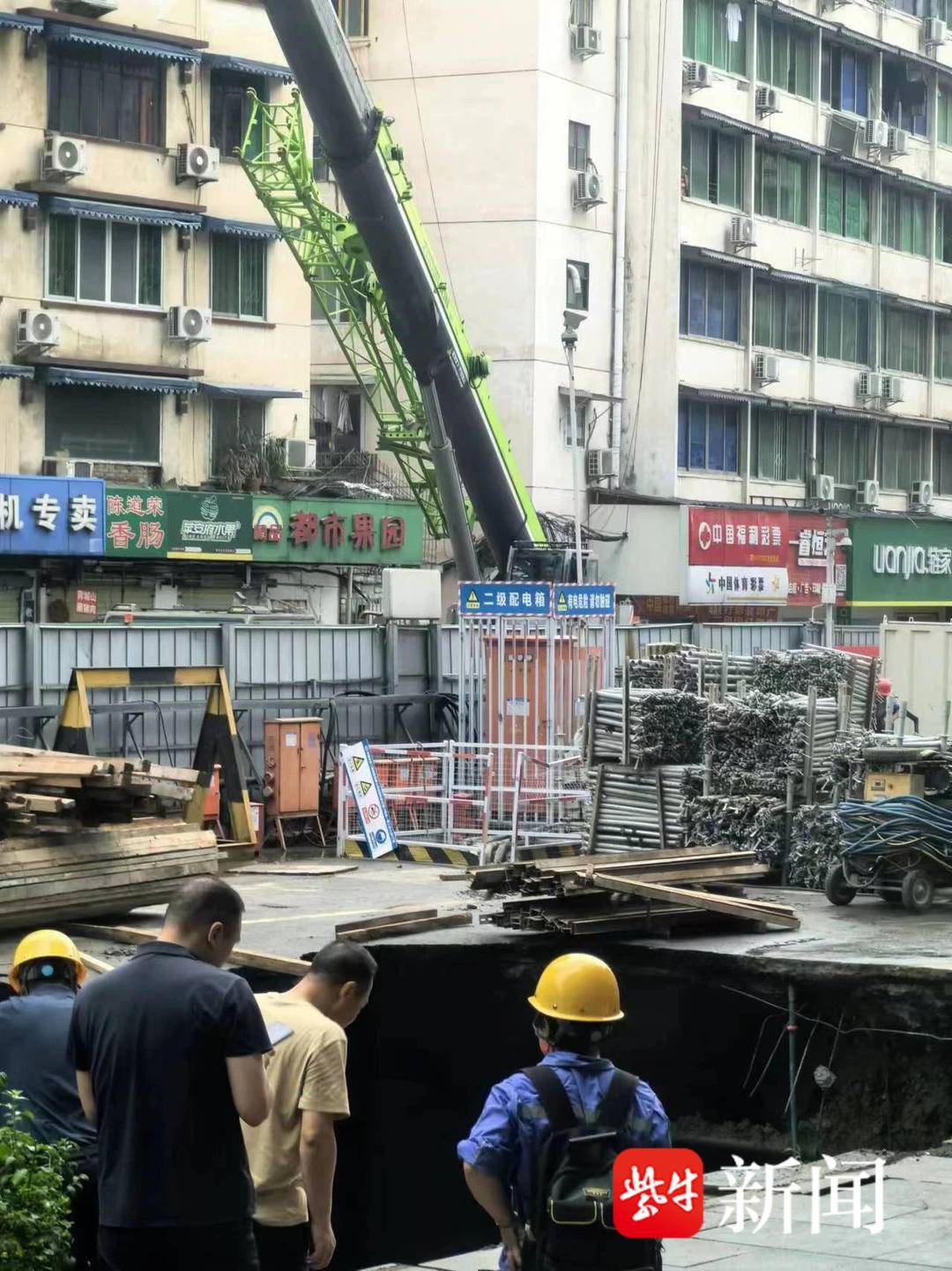 成都在建地铁路面坍塌,附近居民:半夜被喊醒疏散,小区地面出现裂缝 成都在建地铁路面坍塌,附近居民:半夜被喊醒疏散,小区地面出现裂缝