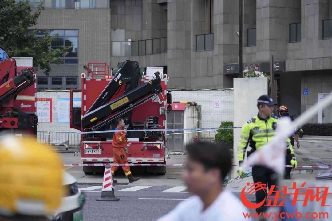 突发!广州市天府路一居民楼脚手架垮塌 突发!广州市天府路一居民楼脚手架垮塌