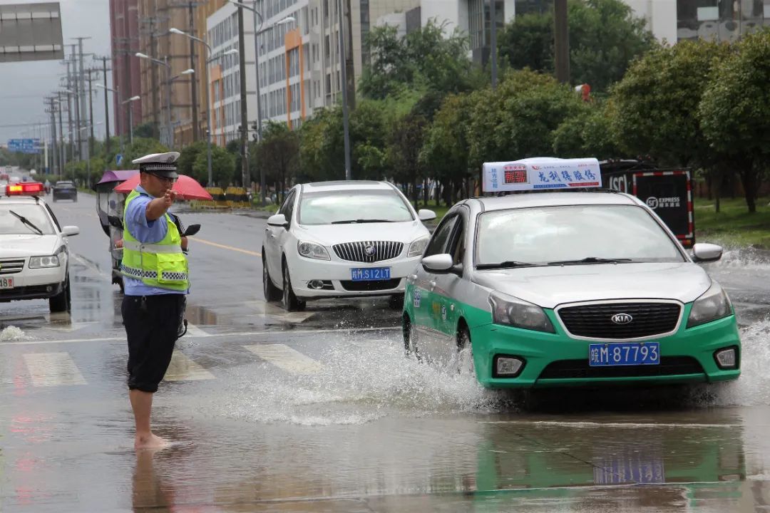 直击现场！暴雨突袭安徽，他们全力迎战！