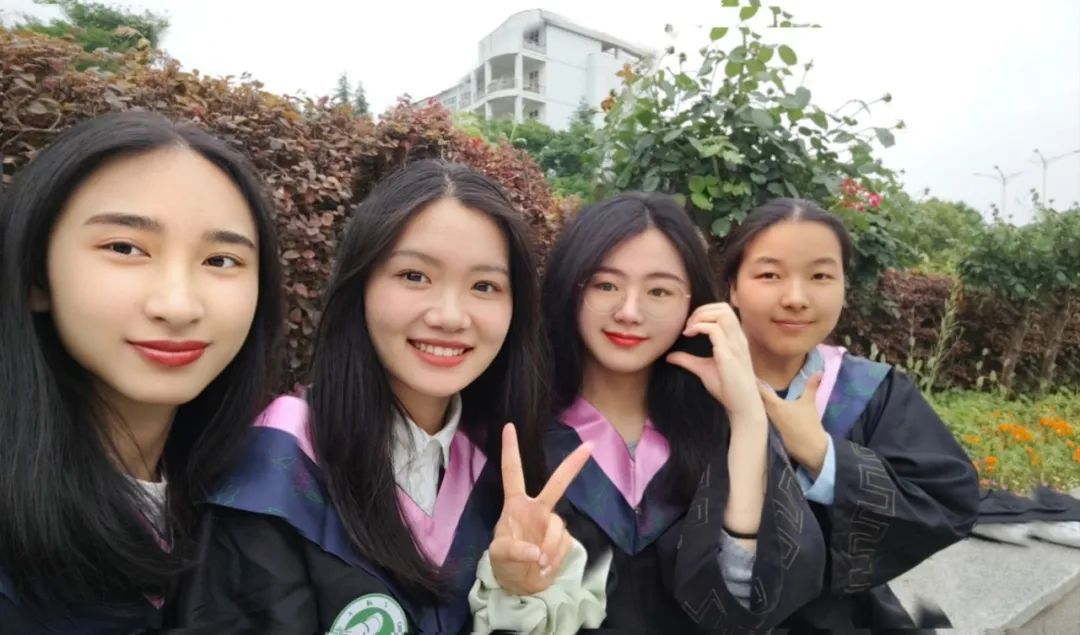 上课是要互相保管手机的，课下是要一起交流讨论的……“你们宿舍还有空床吗？”