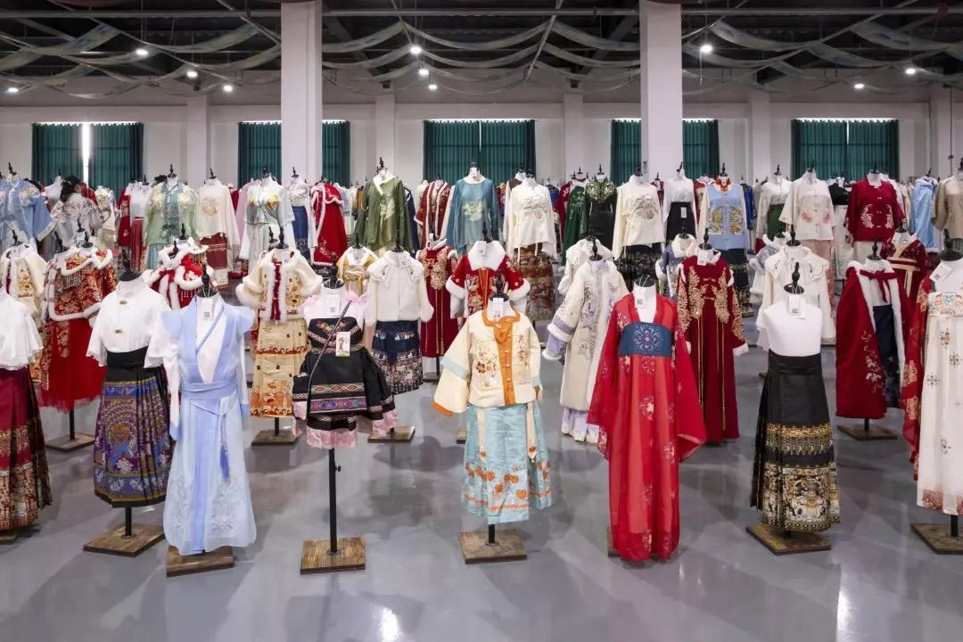 走出仪式,走入日常:“国风穿搭”究竟有什么魔力? 走出仪式,走入日常:“国风穿搭”究竟有什么魔力?