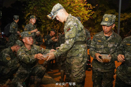 辛苦了！广西300余名武警官兵连夜奋战清淤