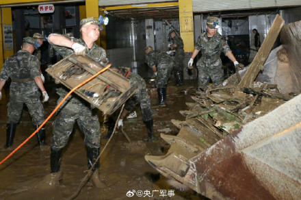 辛苦了！广西300余名武警官兵连夜奋战清淤