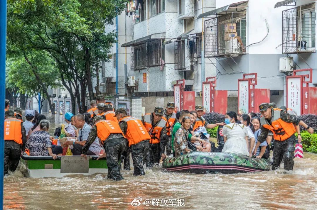 南方多地暴雨!子弟兵全力战汛情 南方多地暴雨!子弟兵全力战汛情