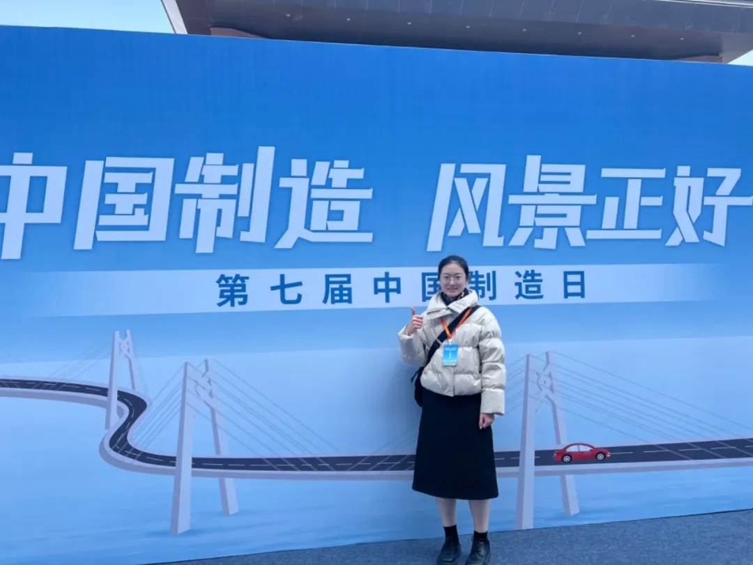 “母校站在我背后撑伞！” 毕业典礼上这一幕刷屏