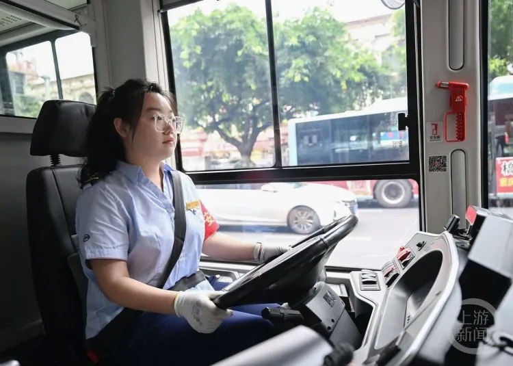 00后公交女司机火了！网友：偷开了老爸的车？本人幽默回应