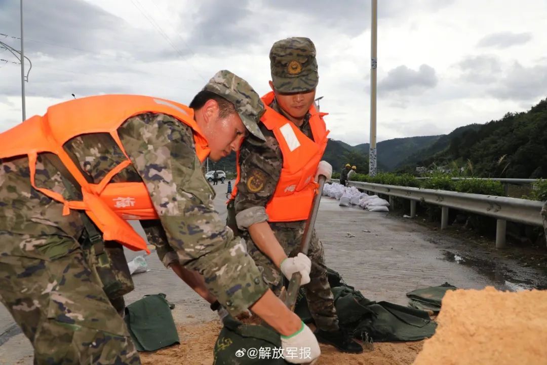 南方多地暴雨!子弟兵全力战汛情 南方多地暴雨!子弟兵全力战汛情