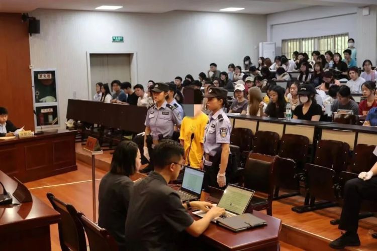 西安一女子多次乘“霸王车”还辱骂的哥,被判刑一年 西安一女子多次乘“霸王车”还辱骂的哥,被判刑一年