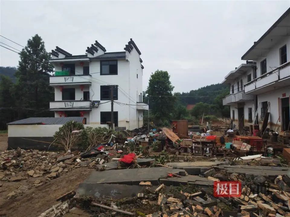 洪水中，他奋力将母亲举上屋顶，自己却被卷走