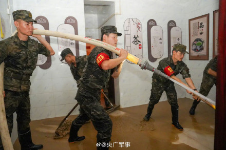 辛苦了！广西300余名武警官兵连夜奋战清淤