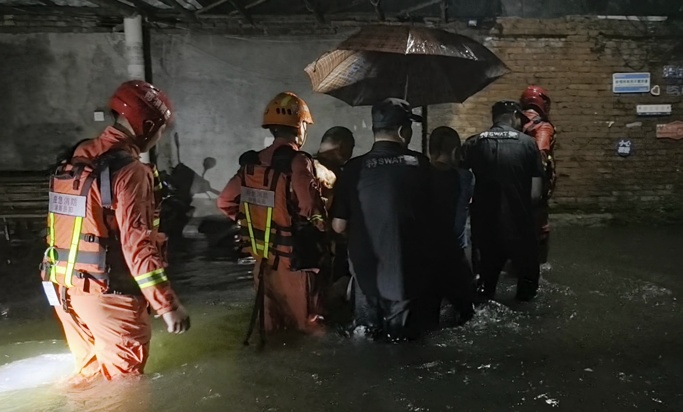 湖南突降暴雨多人被困,消防人员迅速救援! 湖南突降暴雨多人被困,消防人员迅速救援!