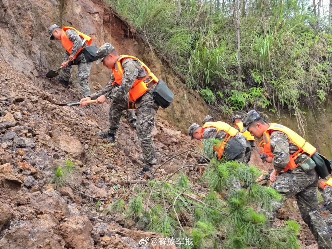 南方多地暴雨!子弟兵全力战汛情 南方多地暴雨!子弟兵全力战汛情