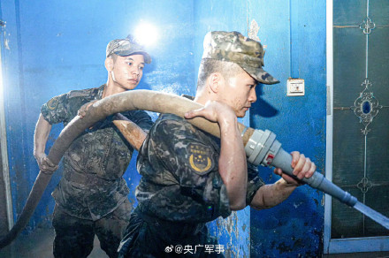 辛苦了！广西300余名武警官兵连夜奋战清淤
