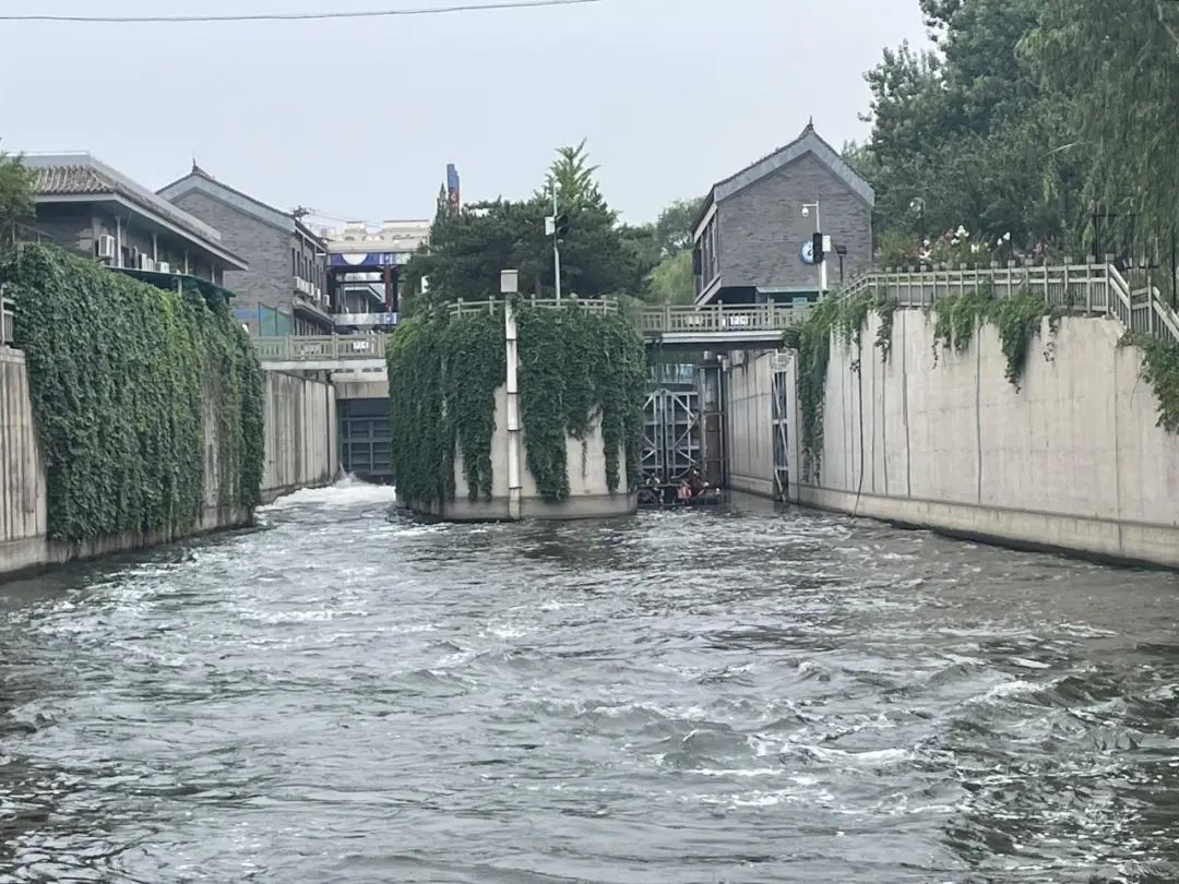 开闸放水时，体重200斤在河道中也会被冲走！夏日游泳需警惕