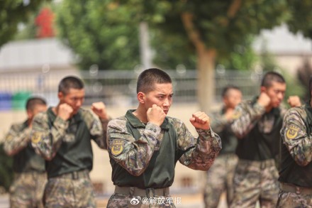 热血青春！直击新兵练兵场