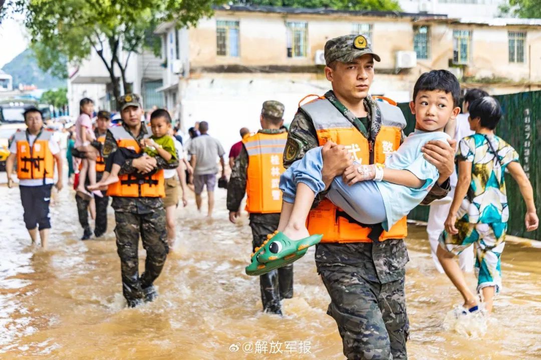 南方多地暴雨!子弟兵全力战汛情 南方多地暴雨!子弟兵全力战汛情