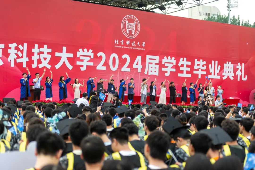 “母校站在我背后撑伞！” 毕业典礼上这一幕刷屏