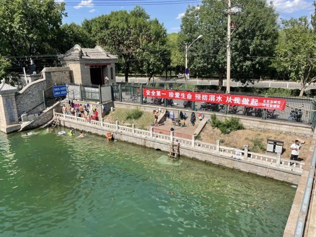 开闸放水时，体重200斤在河道中也会被冲走！夏日游泳需警惕