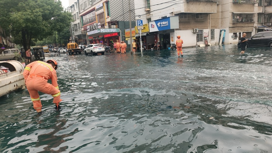 湖南突降暴雨多人被困,消防人员迅速救援! 湖南突降暴雨多人被困,消防人员迅速救援!
