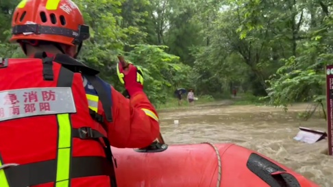 湖南突降暴雨多人被困,消防人员迅速救援! 湖南突降暴雨多人被困,消防人员迅速救援!