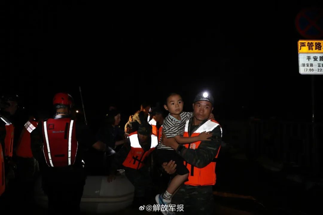 南方多地暴雨!子弟兵全力战汛情 南方多地暴雨!子弟兵全力战汛情