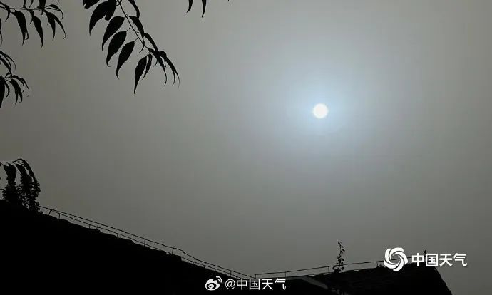 沙尘+大风预警中！今晨，北京的太阳变蓝了
