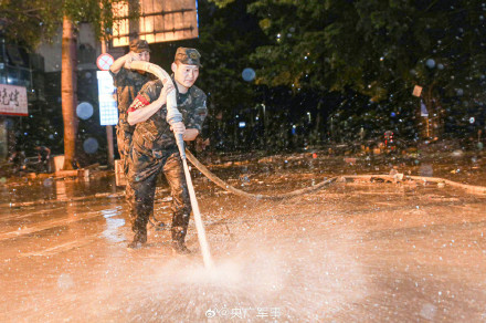 辛苦了！广西300余名武警官兵连夜奋战清淤