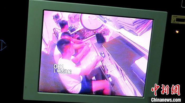 为何将饱和潜水员称为“深海中的航天员”？