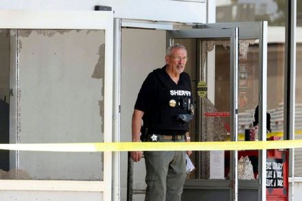 美国阿肯色州超市发生枪击案,3死10伤 美国阿肯色州超市发生枪击案,3死10伤