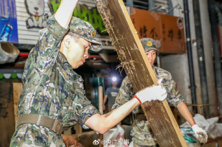 辛苦了！广西300余名武警官兵连夜奋战清淤