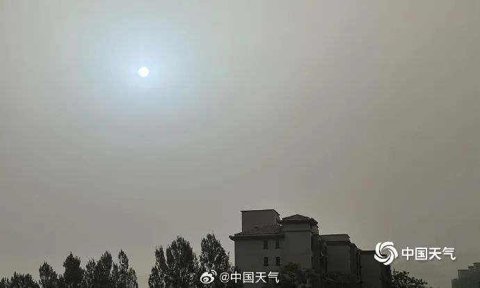 沙尘+大风预警中！今晨，北京的太阳变蓝了