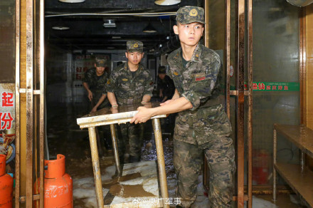 辛苦了！广西300余名武警官兵连夜奋战清淤